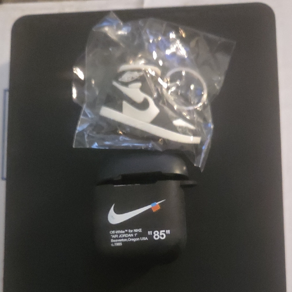 Airpod Case Off White With Black And White Sneaker